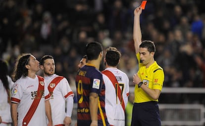 El jugador del Rayo Iturra (i) expulsado tras un penalti al Barcelona.
