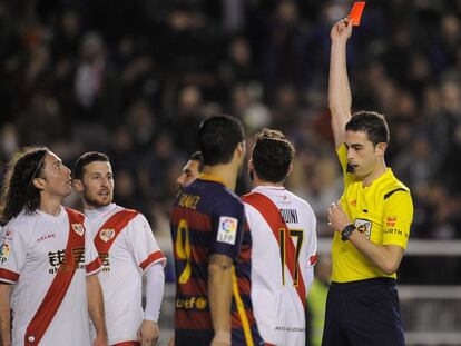 El jugador del Rayo Iturra (i) expulsado tras un penalti al Barcelona.