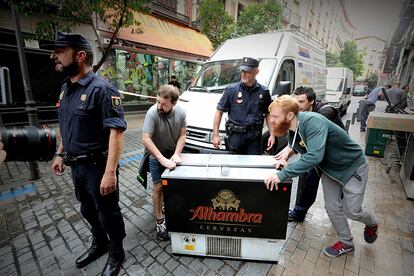 Según han indicado las mismas fuentes, no se ha producido ningún incidente o detención ya que sólo había una persona en el momento del desalojo que al percatarse de la presencia policial ha salido huyendo del bloque por el tejado.