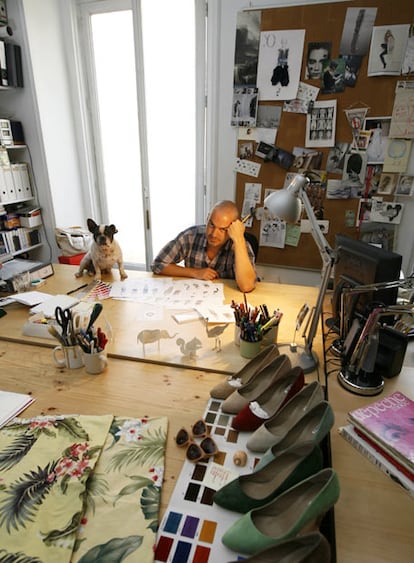 El diseñador Juan Duyos, en su taller de la calle de Hortaleza de Madrid.