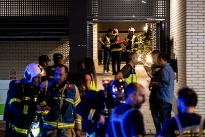 Equipo de bomberos tras la explosión en un local de Alcorcón.