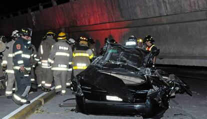 Los cuerpos de rescate de Guayaquil permanecen en el puente de la Avenida de las Américas, que se desplomó tras el terremoto de 7.8 grados. Al menos una persona habría muerto al quedar atrapada en un coche sobre el que cayó una de las paredes de concreto.