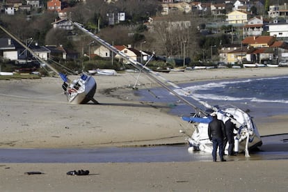 El temporal que azota Galicia ha provocado que en la localidad pontevedresa de Aldán numerosas embarcaciones acabaran embarrancadas.