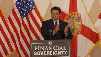 El gobernador de Florida, Ron DeSantis, en el acto de firma de la ley que declara las monedas de oro y plata como de curso legal.
