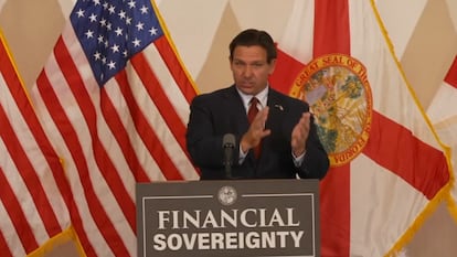 El gobernador de Florida, Ron DeSantis, en el acto de firma de la ley que declara las monedas de oro y plata como de curso legal.