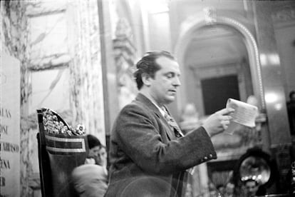 El poeta español Rafael Alberti lee unos mensajes de adhesión al Congreso desde la mesa de Presidencia durante la sesión de la tarde, el 4 de julio de 1937.