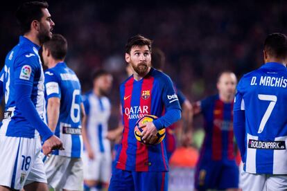 Messi, con el bal&oacute;n justo antes de lanzar el penalti que dar&iacute;a la victoria al Bar&ccedil;a ante el Legan&eacute;s.