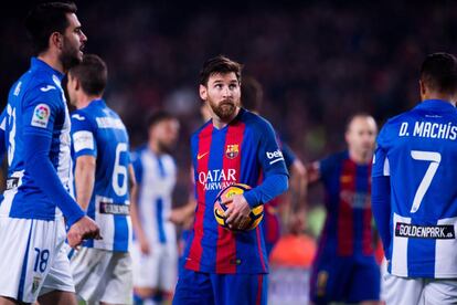 Messi, con el balón justo antes de lanzar el penalti que daría la victoria al Barça ante el Leganés.