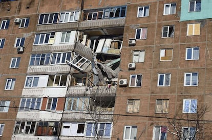 Apartamentos destruidos en una noche de bombardeos en el distrito Petrovskiy, de la ciudad ucraniana oriental de Donetsk, controlada por los rebeldes del RPD (DNR).