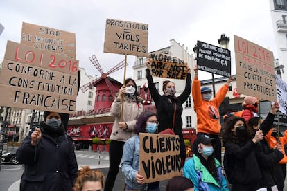 Varias prostitutas se manifiestan este lunes delante del cabaret Le Moulin Rouge para pedir una mejora de la ley contra la prostitución francesa.