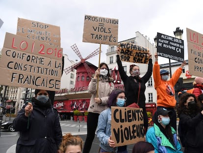 Varias prostitutas se manifiestan este lunes delante del cabaret Le Moulin Rouge para pedir una mejora de la ley contra la prostitución francesa.