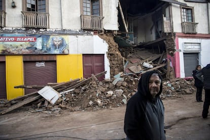 El número de muertos en el terremoto de 8,4 grados de magnitud que sacudió a parte del territorio chileno se elevó a diez, informó el ministro del Interior, Jorge Burgos. En la imagen, un edificio derribado en Santiago (Chile).