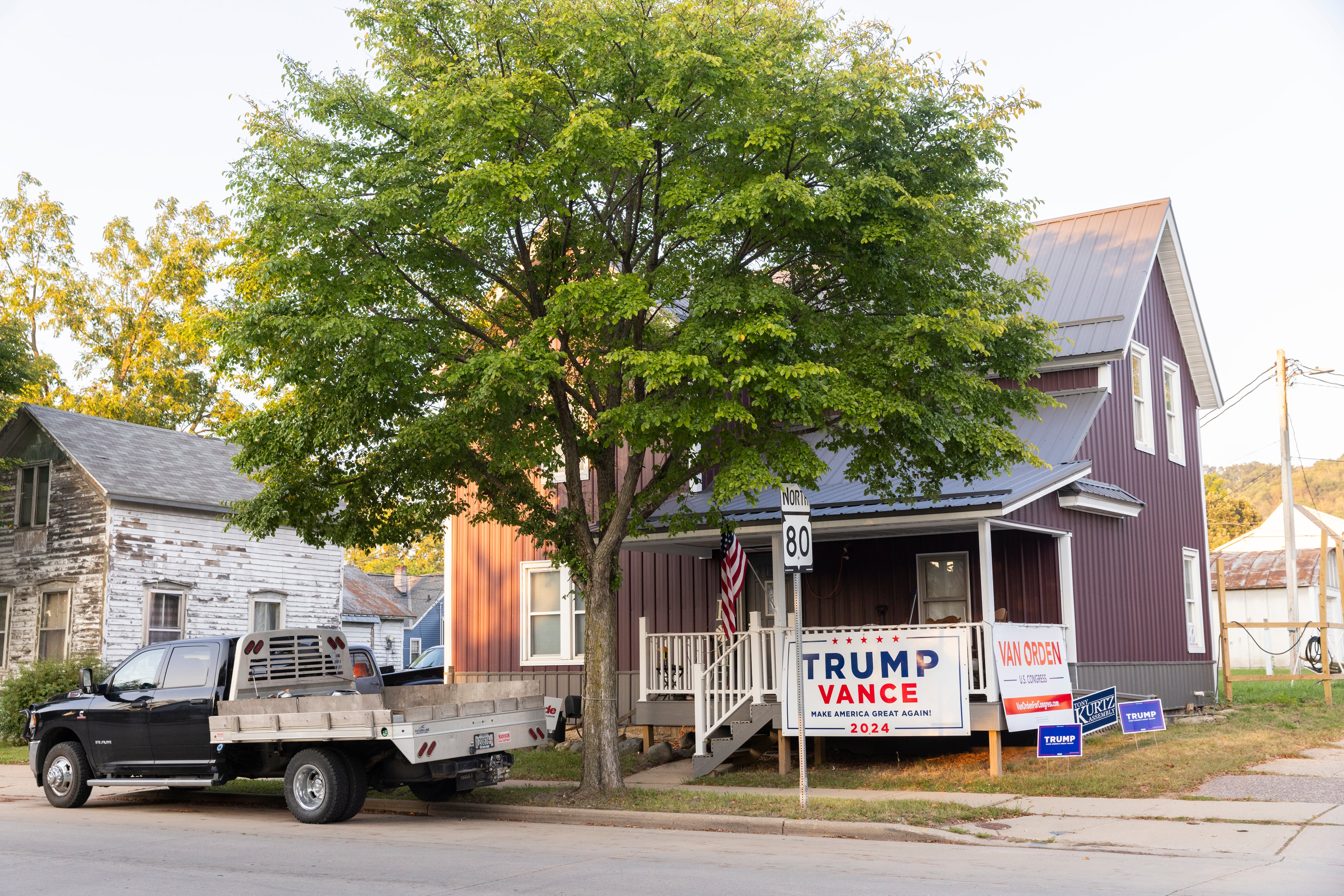 Carteles en favor de Trump en una casa frente a la sede demócrata en la calle principal de Richland Center.