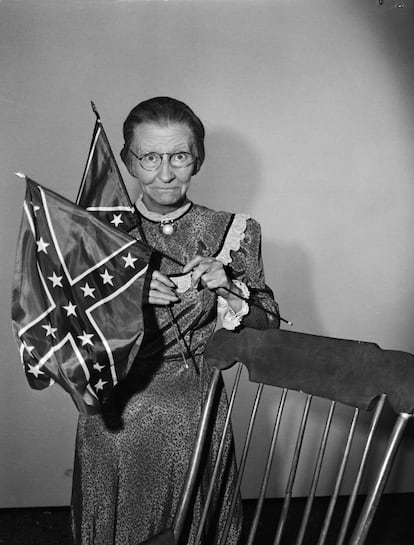 La actriz Irene Ryan, con la bandera en 1965 en una escena de 'Jed The Bachelor', una serie de televisión que se desarrolla en un ambiente estadounidense rural