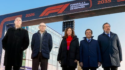 La presidenta de la Comunidad de Madrid, Isabel Díaz Ayuso (c), el presidente de Ifema, José Vicente de los Mozos (i), el presidente de la Cámara de Comercio de Madrid, Ángel Asensio (d), el alcalde de Madrid, José Luis Martínez Almeida (2d) y el presidente y CEO de la Fórmula 1, Stefano Domenicali (2i) a su llegada para la presentación del Gran Premio de España, en 2024.