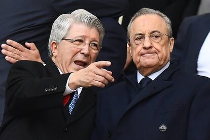 Los presidentes del Atlético de Madrid y Real Madrid, Enrique Cerezo (a la izquierda) y Florentino Pérez, siguen el partido desde la grada.