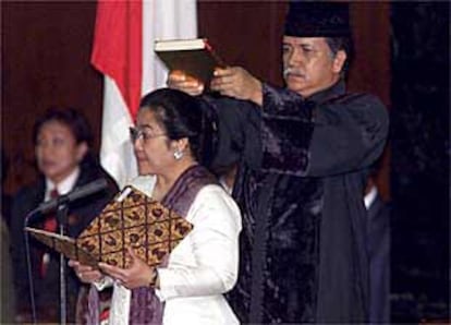 <font size="2"><b>El Parlamento de Indonesia destituye al presidente Wahid y pone en su lugar a la hija de Sukarno</b></font> (Foto: AP)