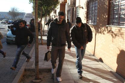 Fran Contador, hermano y agente del ciclista, y Jacinto Vidarte, su jefe de prensa.