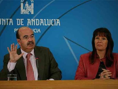Gaspar Zarrías y Micaela Navarro, ayer tras el Consejo de Gobierno.