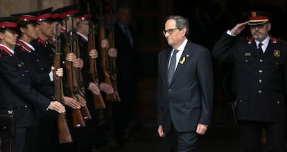 Quim Torra sale del Parlament y pasa revista a los Mossos d'Escuadra.