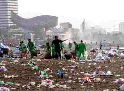 La basura toma las playas de Barcelona tras la verbena.