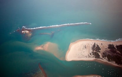 Vista superior con el islote donde se ubican el castillo (a la izquierda) y el caño de Sancti Petri y la punta del Boquerón, donde se plantea ahora que pudiese estar el templo de Hércules.