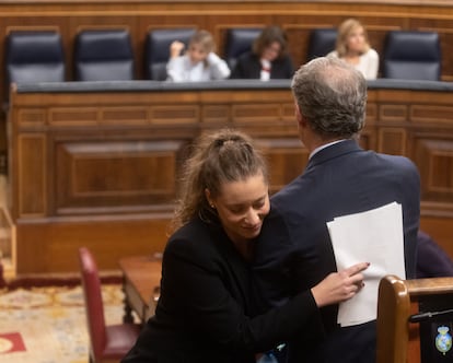Ester Muñoz se abraza al líder del PP, Alberto Núñez Feijóo, tras una intervención en el Congreso.