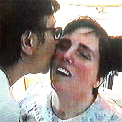 Terri Schiavo recibe un beso de su madre en la imagen de un vídeo grabado en agosto de 2001.