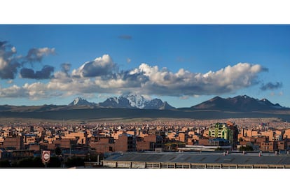 El Alto es una ciudad de casi un millón de habitantes, fundada en 1985, donde se ubica el aeropuerto más próximo a La Paz (el área urbana formada por ambas poblaciones suma 1,8 millones). Desde allí, a más de 4.000 metros, se contemplan unas espléndidas vistas de La Paz.