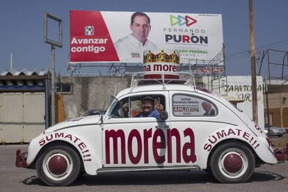 Arturo Cervera junto a su negocio en Piedras Negras. De fondo, propaganda del PRI.