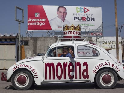 Arturo Cervera junto a su negocio en Piedras Negras. De fondo, propaganda del PRI.