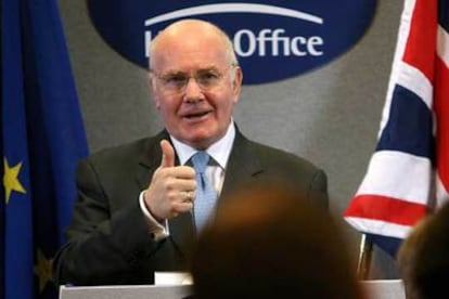 El secretario británico de Interior, John Reid, durante una conferencia de prensa en la sede del Ministerio del Interior, en Londres.