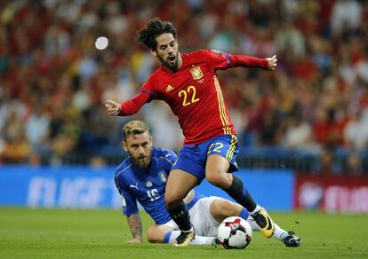 Isco se escapa del italiano Daniele De Rossi.