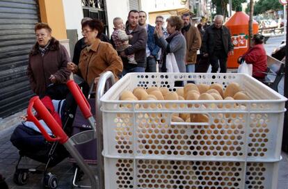 A line of people outside one of Jos&eacute; Navarro&#039;s outlets in Quart de Poblet. 