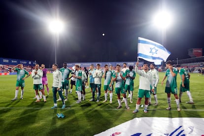 Futbolistas del Maccabi Haifa celebran con sus aficionados la victoria de este jueves ante el Rakow Czestochowa polaco.