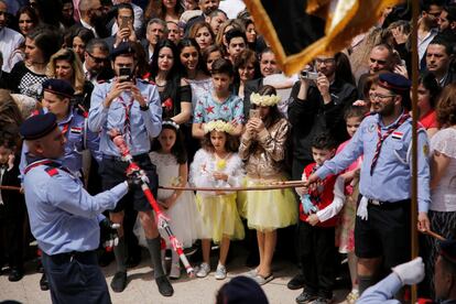 Personas celebran el Domingo de Pascua en al-Qassaa, Damasco, Siria, el 9 de abril de 2017.