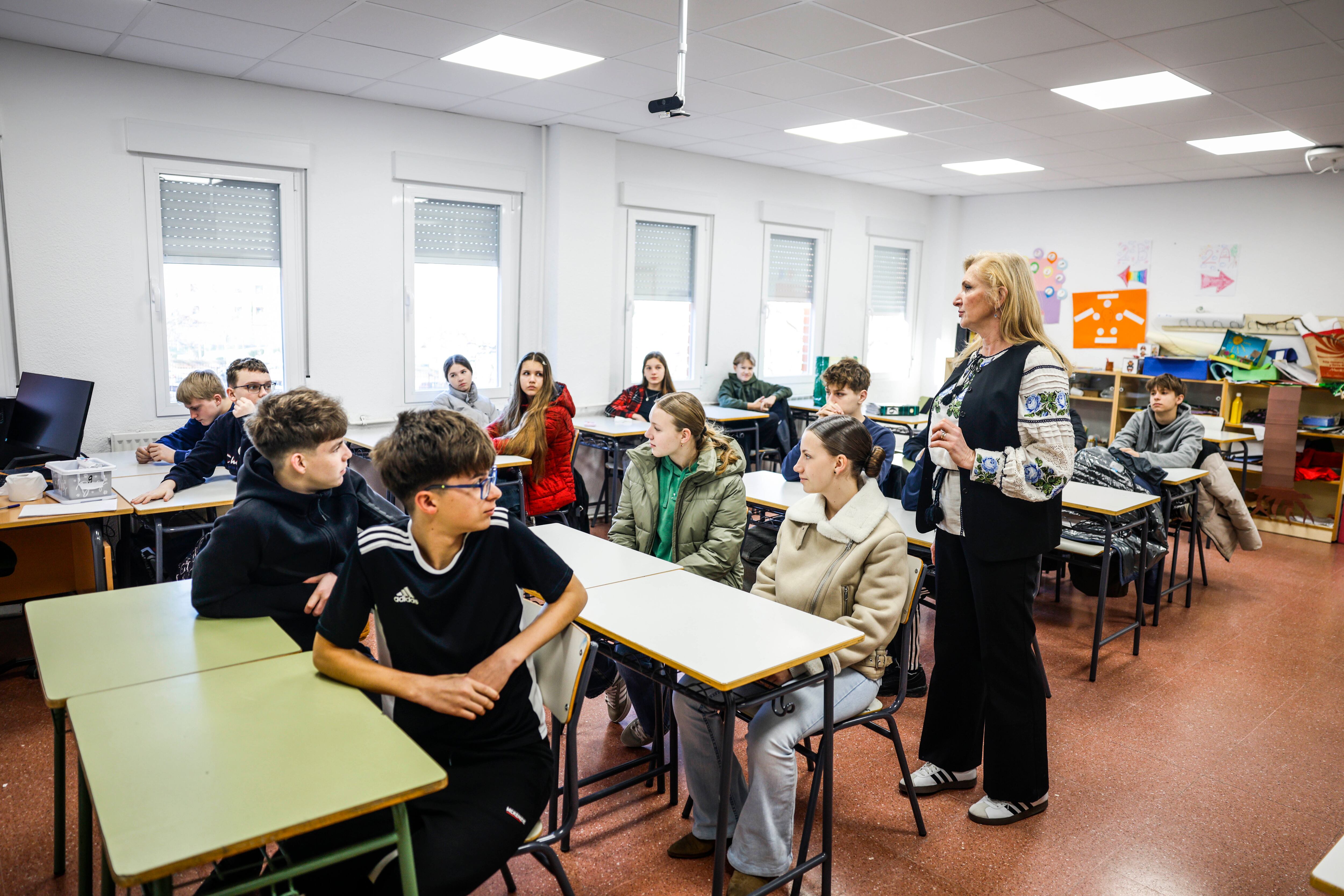 La directora Nataliya Bondarenko, con un grupo de estudiantes en el Centro Educativo Dyvosvit en Madrid, el 21 de febrero de 2026.