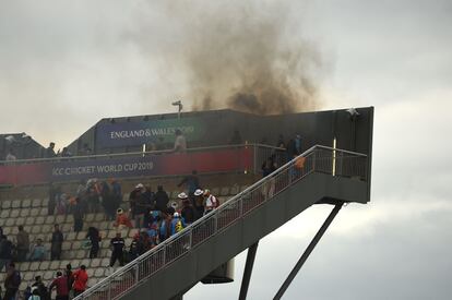 Las gradas del público se incendian durante la semifinal de la Copa del Mundo de Cricket 2019 entre Nueva Zelanda e India en Manchester (Reino Unido).