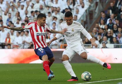 Casemiro (a la derecha) es presionado por Correa.