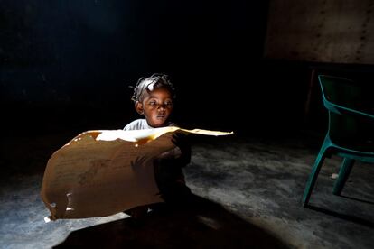 Una niña contempla un mapa de África en un orfanato de menores con VIH en Nairobi (Kenia), el pasado miércoles.