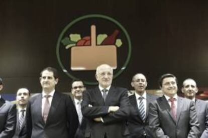 El presidente de Mercadona, Juan Roig (c), durante la presentación de los resultados de la compañía del ejercicio de 2013 y las previsiones para 2014.