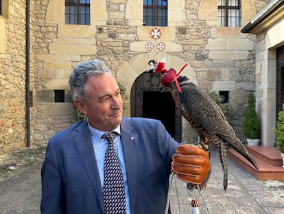 El investigador Ramón Jiménez Fraile, con un halcón en el convento de San Juan de Acre de las Monjas Comendadoras de Malta, en Salinas de Añana (Álava), en una fotografía cedida. 