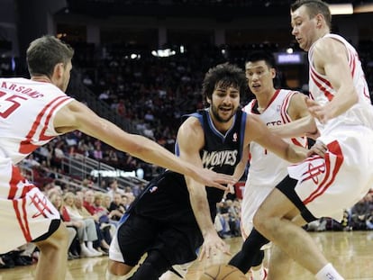 Ricky Rubio, rodeado de jugadores de Houston