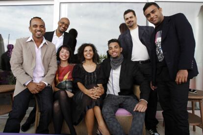 Luciano Vidigal, Wava Novaris, Manaira Carneiro, Luciana Bezerra, Cadu Barcelos, Cacau Amaral y Rodrigo Felha posan durante la 63 edición del Festival de Cannes