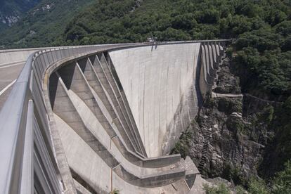 En 'GoldenEye', James Bond (interpretado por Pierce Brosnan) se lanzaba desde el borde de la presa de Verzasca, de 220 metros de altura, en el Ticino (Suiza). La secuencia dio fama inmediata al puenting en esta región: se trata de uno de los saltos más altos del mundo.