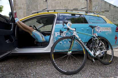 El italiano Michele Scarponi descansa en un coche mientras espera al resto del equipo Astana para ir a un entrenamiento en el segundo día de descanso del Tour de Francia en Lignan-sur-Orb.