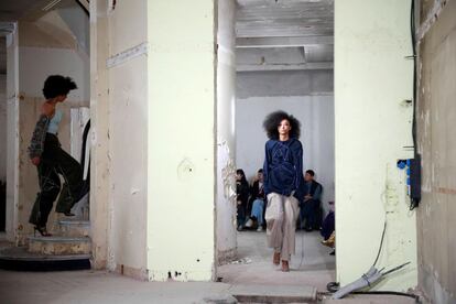 Dos modelos presentan las creaciones de la colección otoño-invierno 2019/20 de los diseñadores Pierre Kaczmarek y Elena Mottola para Afterhomework, durante un desfile celebrado este martes en la Semana de la Moda de París.