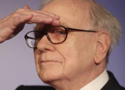 En la imagen un registro del inversor estadounidense Warren Buffett, presidente y consejero delegado del fondo Berkshire Hathaway, está considerado a nivel mundial como un auténtico gurú de las finanzas y las inversiones. EFE/Archivo