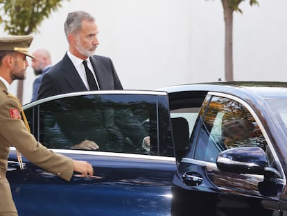 El Rey Felipe VI sale de la residencia del embajador de Reino Unido, Hugh Elliot, tras presentar sus condolencias.