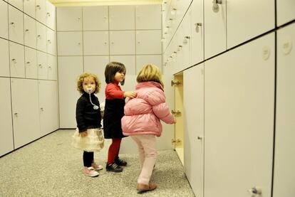 Martina, Alma y Luna en las taquillas del Reina Sofía. El museo madrileño de arte moderno tiene programadas 15 exposiciones temporales para 2012 (<a href="http://www.museoreinasofia.es" rel="nofollow" target="_blank">www.museoreinasofia.es</a>) y desde 1994 cuenta con cuenta con programación específica para público infantil.